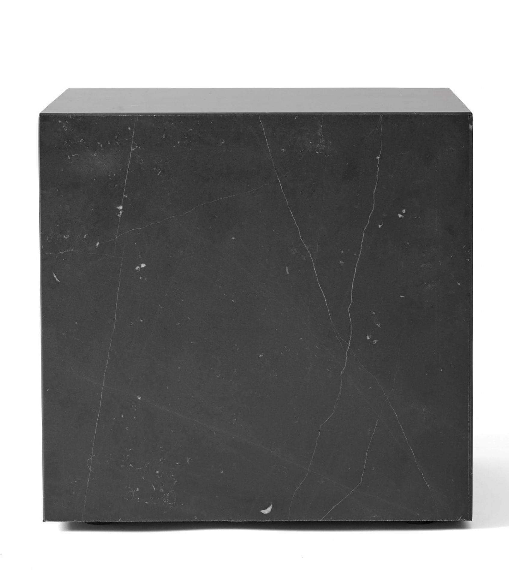 Audo Plinth Cubic Beistelltisch aus dunklem Marmor, quadratischer Couchtisch für das moderne Wohnzimmer.